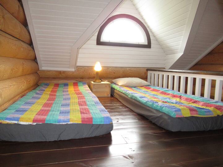 Bedroom loft. Mattresses 2 x 80 cm. Fatboy bean chair. Table fan. Cell phone charging on the nightstand. WIFI. Mattresses 2 x 80 cm.