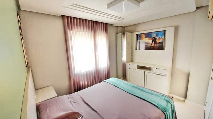 غرفة بسرير بحجم كوين ومكيف هواء وتلفزيون مع نيتفليكس وأمازون برايم (ليست في الصورة ، كما تم تضمينها مؤخرًا).