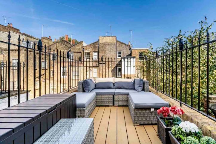 Elegant Knightsbridge Townhouse | 3BD 3BA | Patio gallery image 5