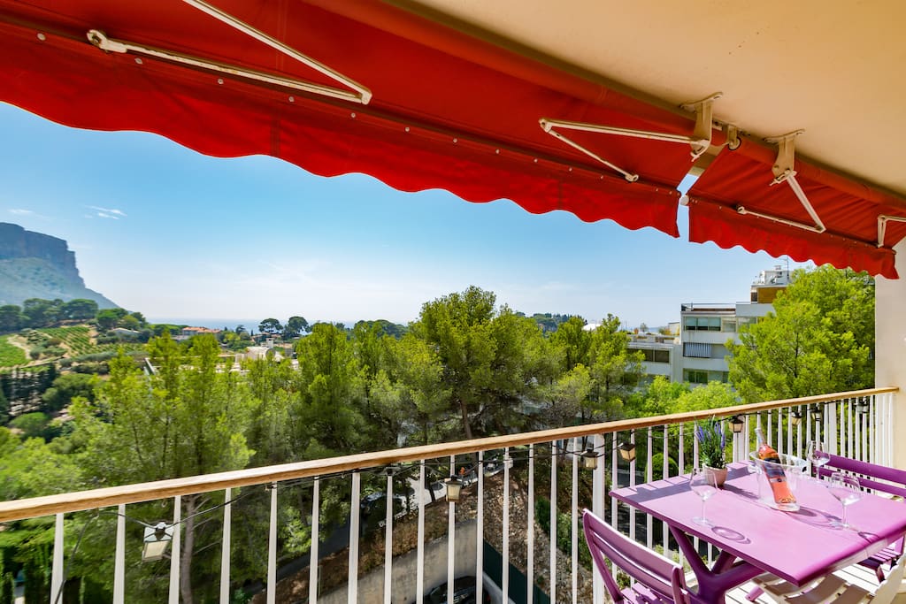 Terrasse ensoleillée avec vue sur le Cap Canaille et la mer