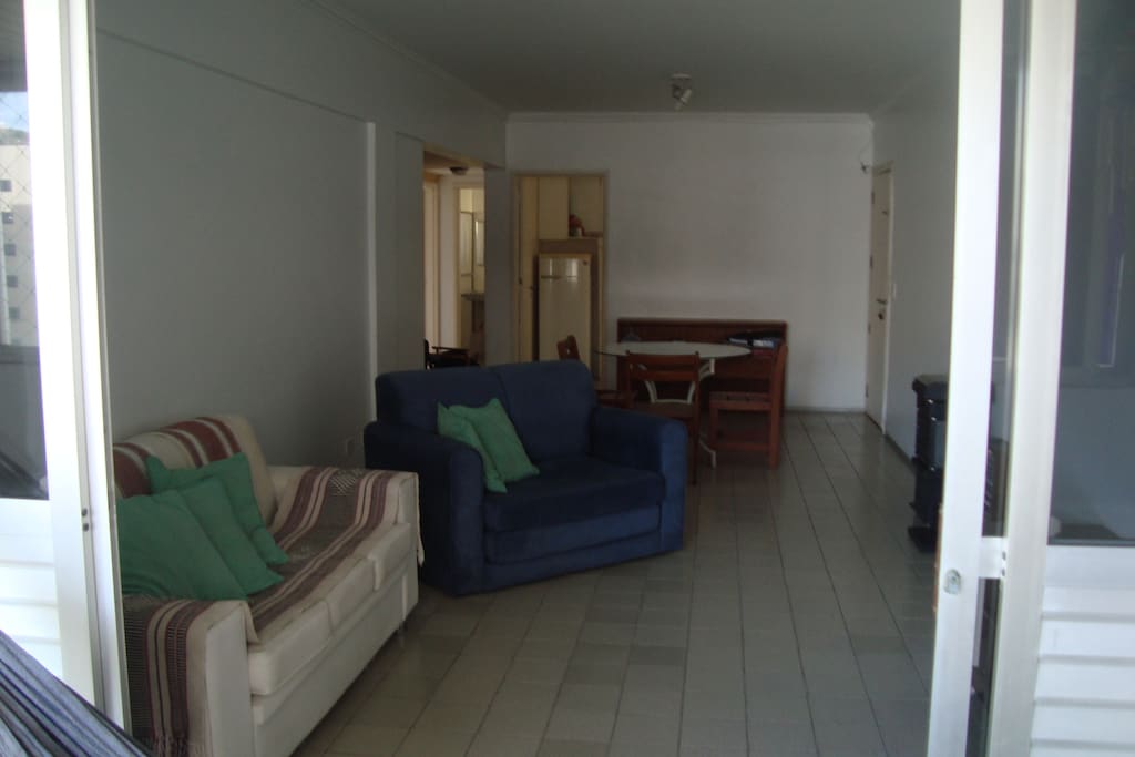 Varandão, sala estar/jantar; ao fundo, acesso à coz/área serv.