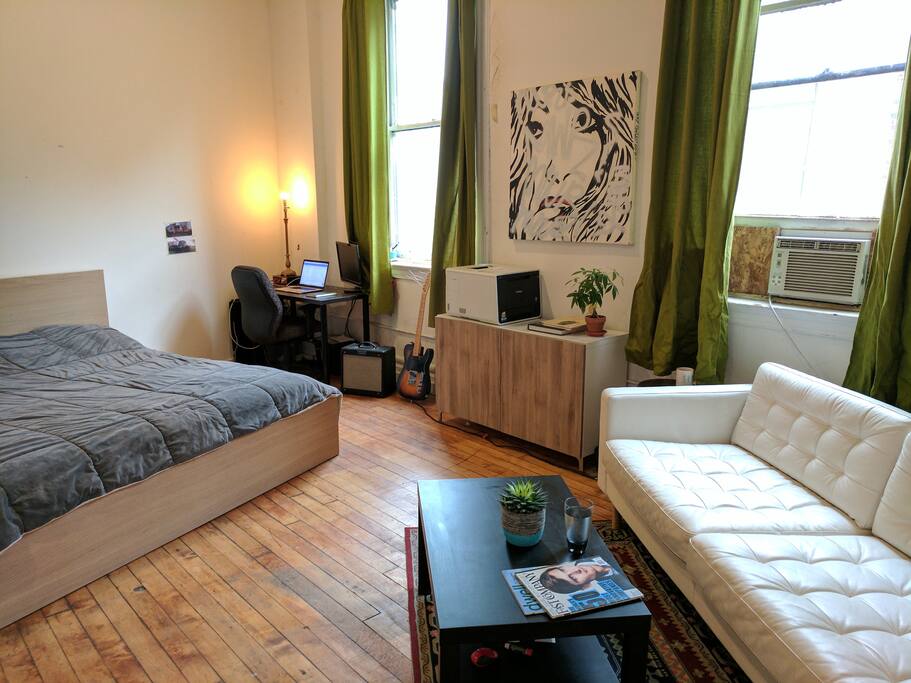 Studio Suite - King Size Bed, Couch, TV