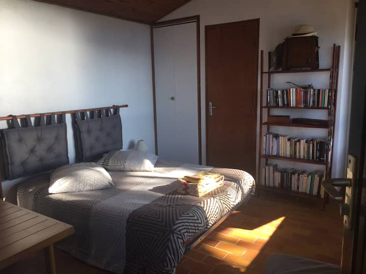 غرفة نوم 1 على أول رف سلم خارجي 1 سرير مزدوج