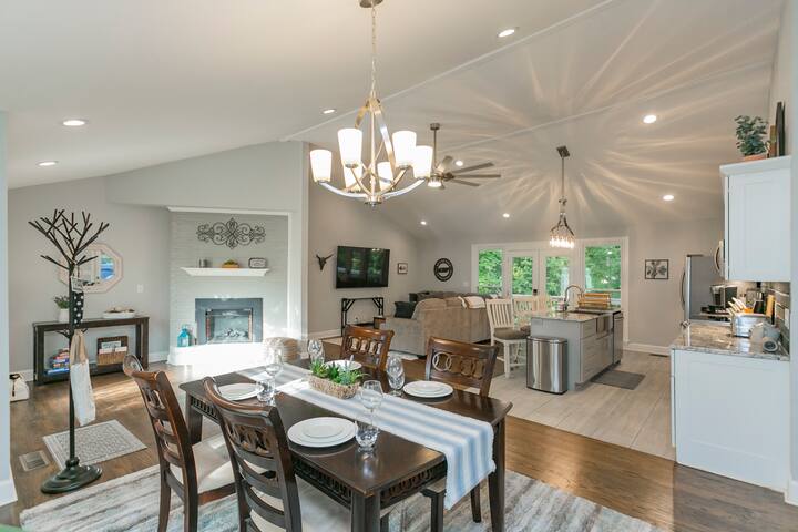 RANCH BEAUTY – 3Bd/2Ba, King Bed, Mins to Broadway