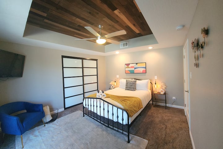 Dormitorio principal con cama queen, sábanas ultra suaves y TV inteligente.