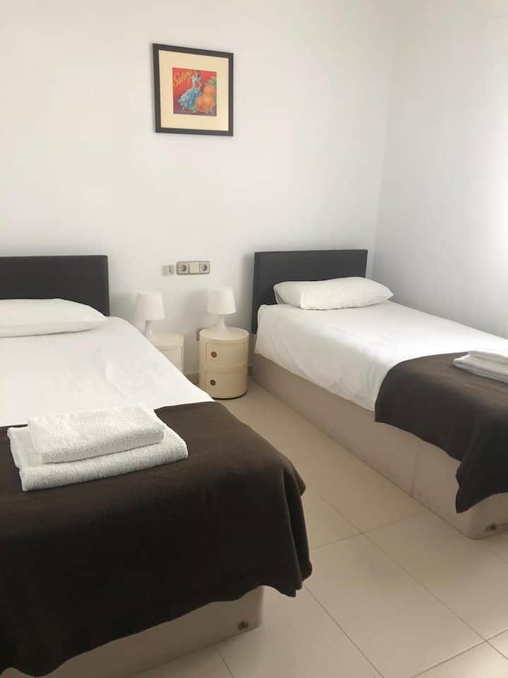 ห้องนอนเตียงคู่ที่สองบนด้านที่เงียบสงบของวิลล่า!