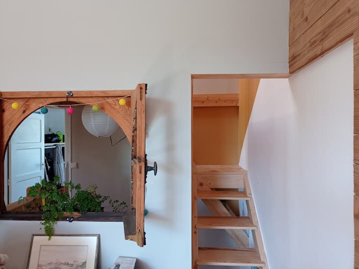 Slaapkamer 5 (Gael) toegang via trap vanuit slaapkamer 4. We zien de deur van de 2e badkamer - die met douche - tegenover.