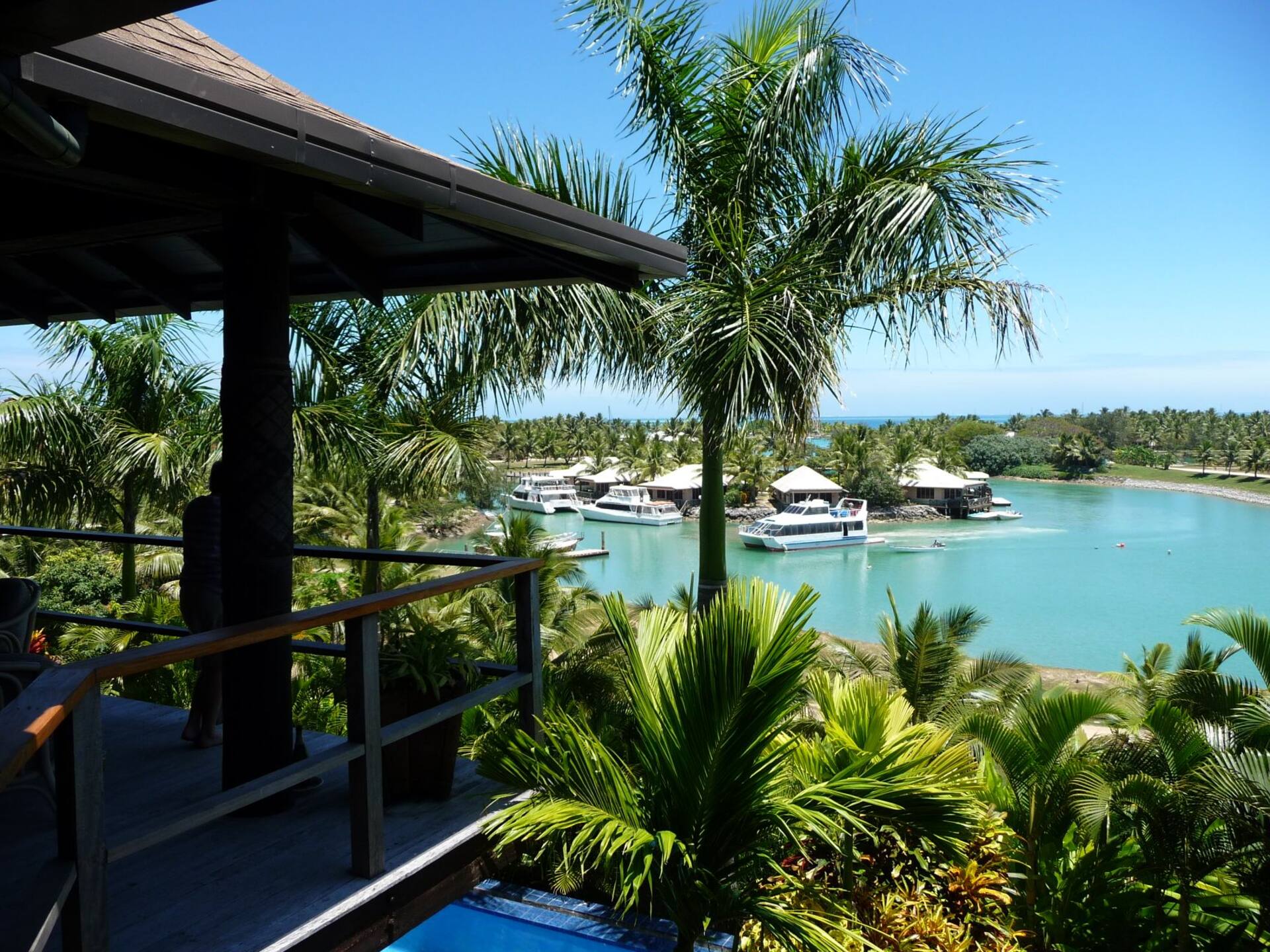 Spacious 4 bedroom villa w pool on Malololailai Is