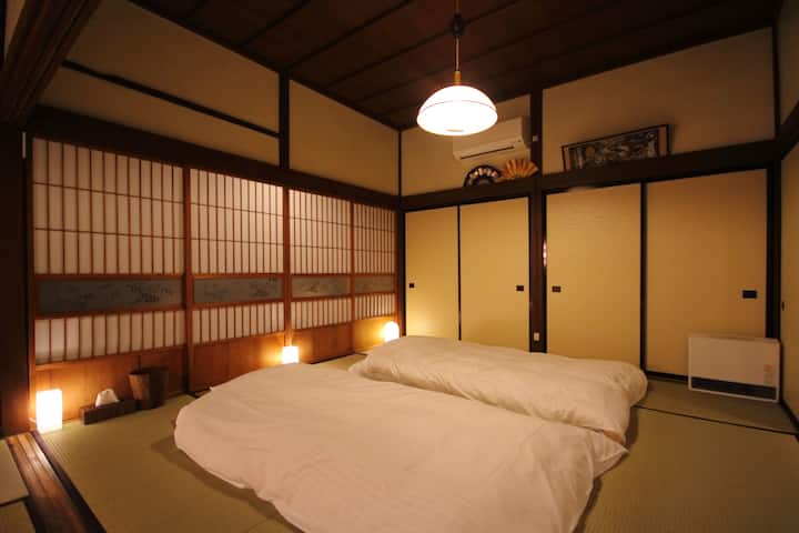 古民家本来の柱や建具は大事にしつつも、畳や襖、障子をはじめ全ての部分を新しい素材でリニューアルしました。クリーンで澄んだ環境を整えて居ります。