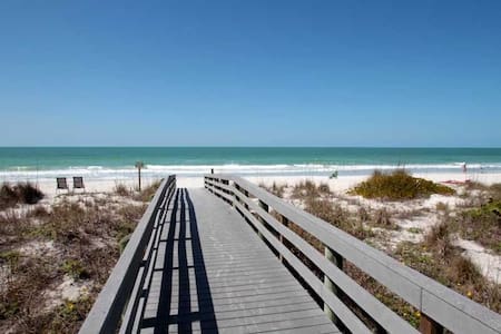 "The Shack" Paradise Found! Walk to everything!