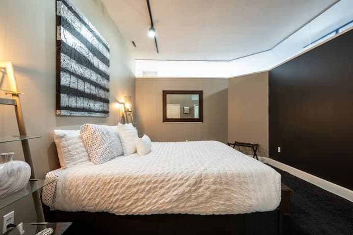 The master bed is a King Size. It's HUGE!