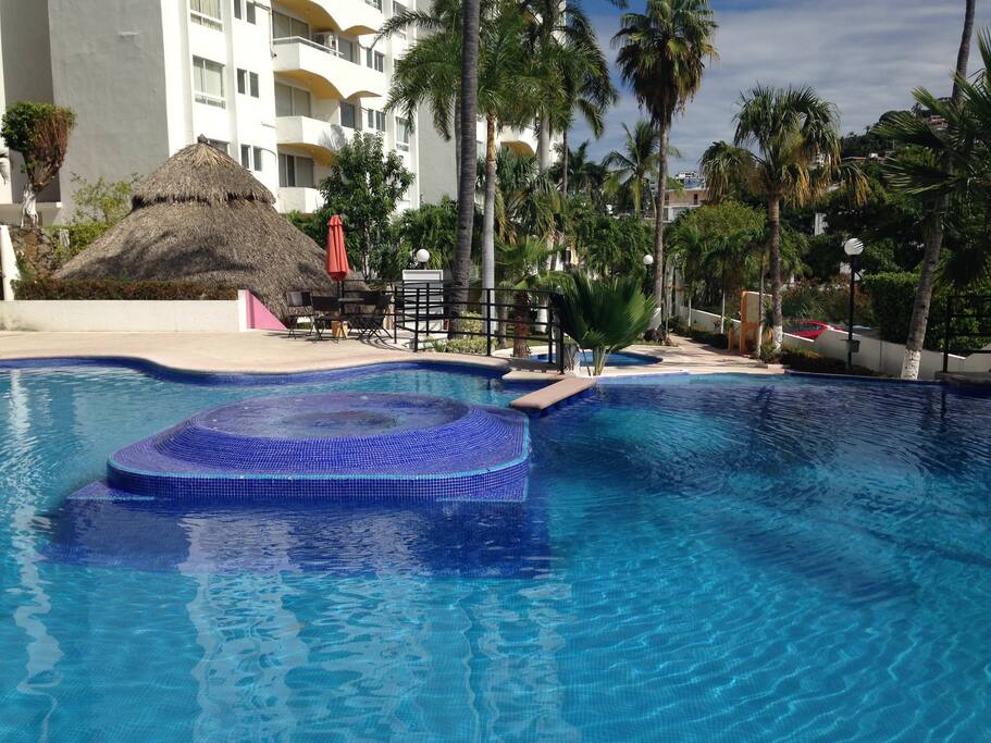 Alberca principal con jacuzzi