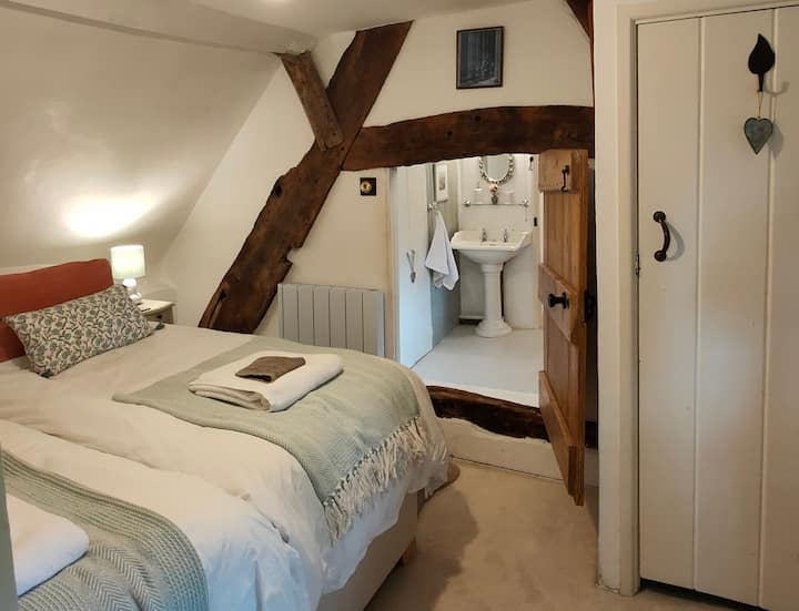 Მეორე საძინებელი შეიძლება შედგებოდეს ორადგილიანი საწოლების ან სუპერთასის სახით ( და სააბაზანოში შესასვლელი „ფეერი კარის“ ნახვა!)