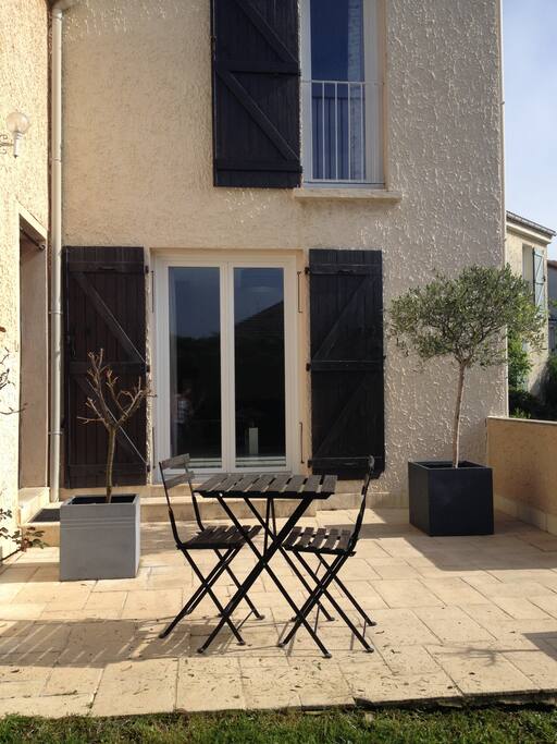 terrasse côté Est
2 places de parking en contre bas