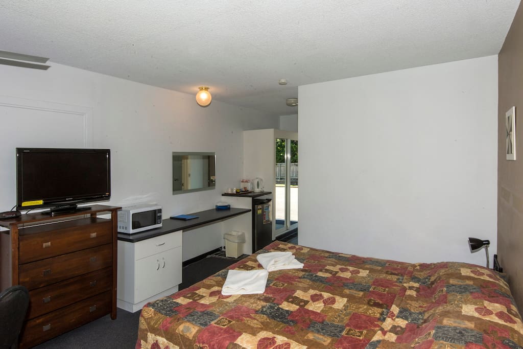 Room includes tea coffee making facilities, toaster & microwave and flatscreen TV with Foxtel.