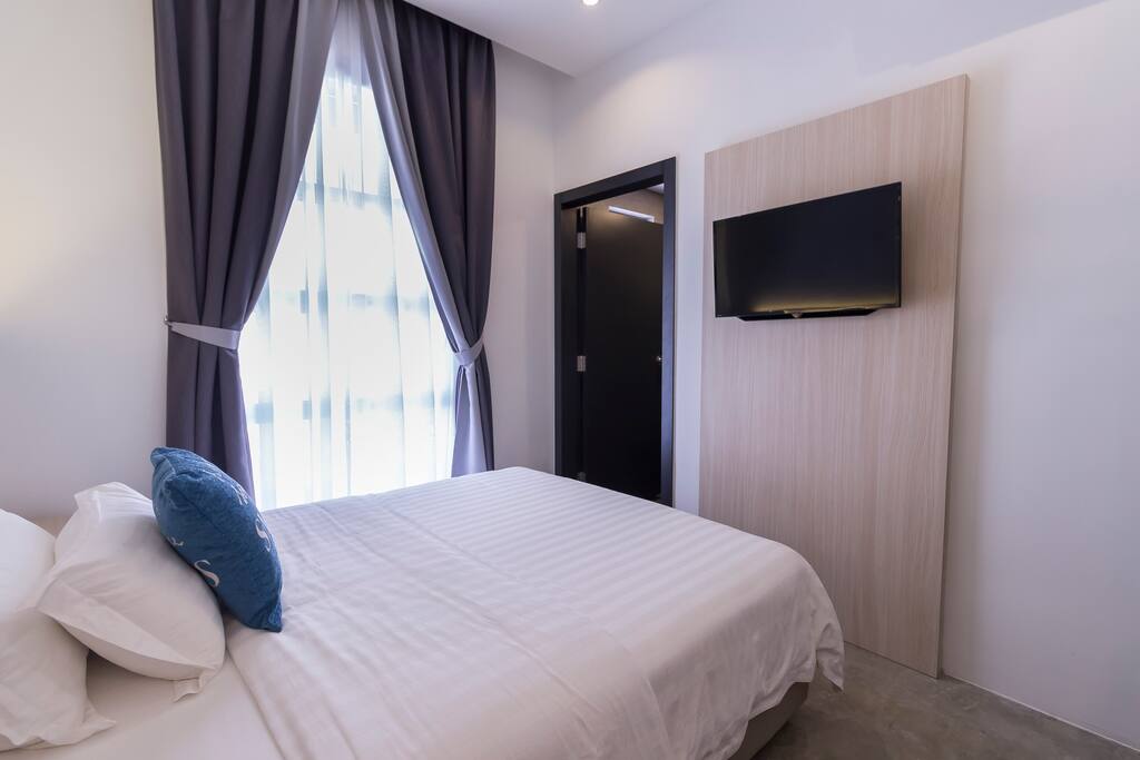 Room - Queen bed