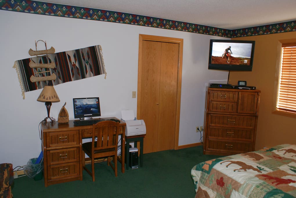 Upstairs queen bed, full bath, 40" HDTV, PS4, Computer