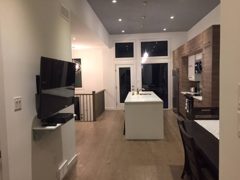 Foyer w/ 12' table and 50" TV