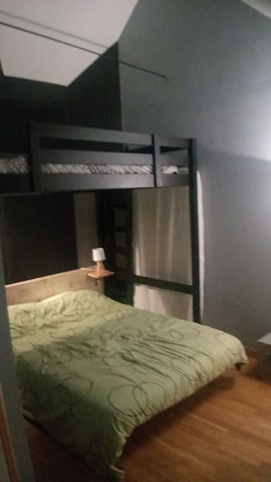 Un lit sur sommier latte 140 X 190 et un matelas sur la mezzanine 140 X 190