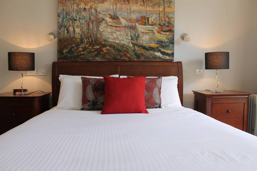 The master bedroom has a queen size bed