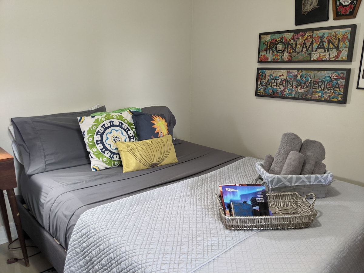 Dormitorio 2: vista de la cama tamaño queen con su mesita de noche, así como un poco de espacio en el armario para el almacenamiento.