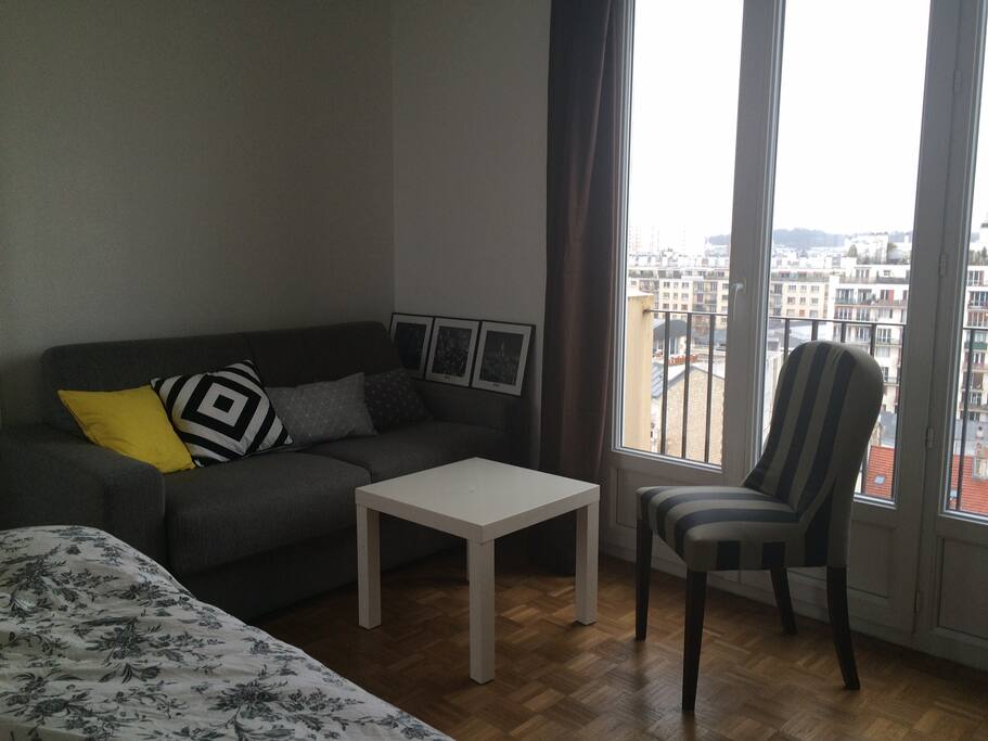Salon/chambre cosy sur parquet avec BZ de qualité + balcon