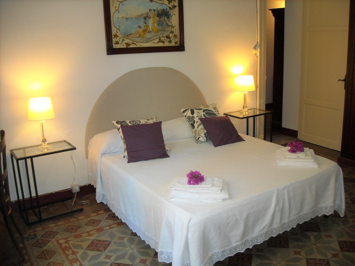 двойна спалня с прозорец към вътрешната градина