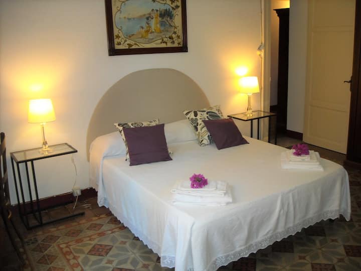 带窗户的双人卧室，可通往室内花园