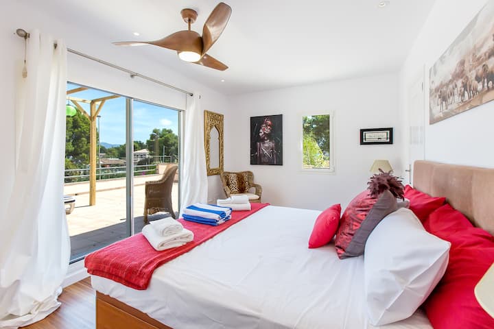 第二张主卧室（ 6英尺）尺寸床和大型套房