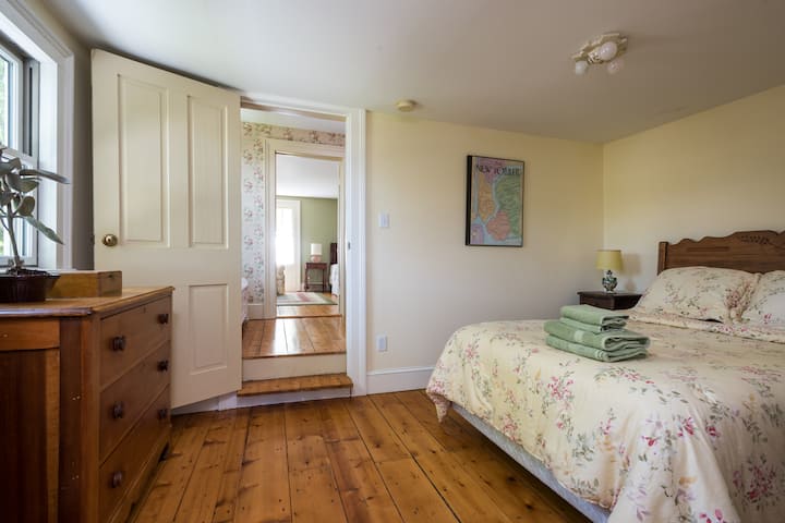 The Yellow Room - Queen size bed with views east