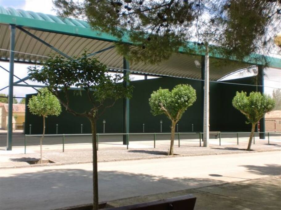 FRONTON GRATUITO. ENFRENTE DE LA CASA.