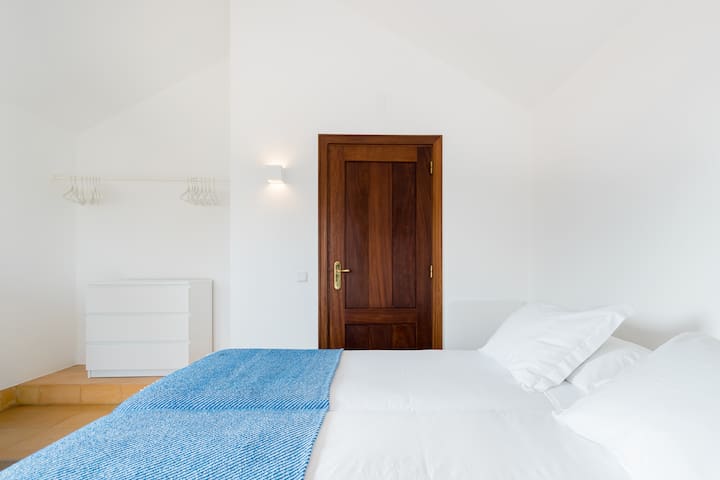 Cozy Mediterranean Beach House in Praia das Maçãs gallery image 2