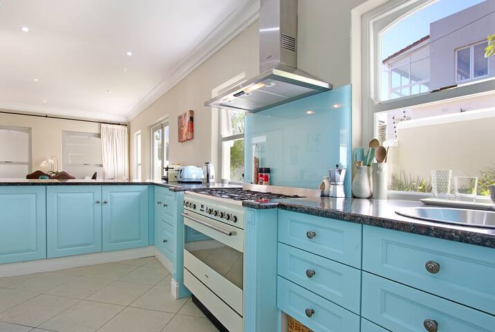 Family Home 3BR | Sea Views | Secure | Solar power gallery image 3