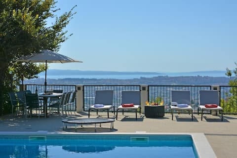Villa Anteana with 60 m2 pool and view of Split