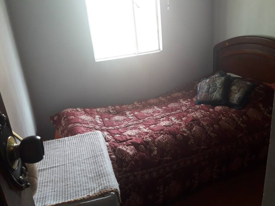 Habitación con cama sencilla y baño compartido . A 15 minutos de el aeropuerto .Facil transpote para cualquier lugar de al ciudad .