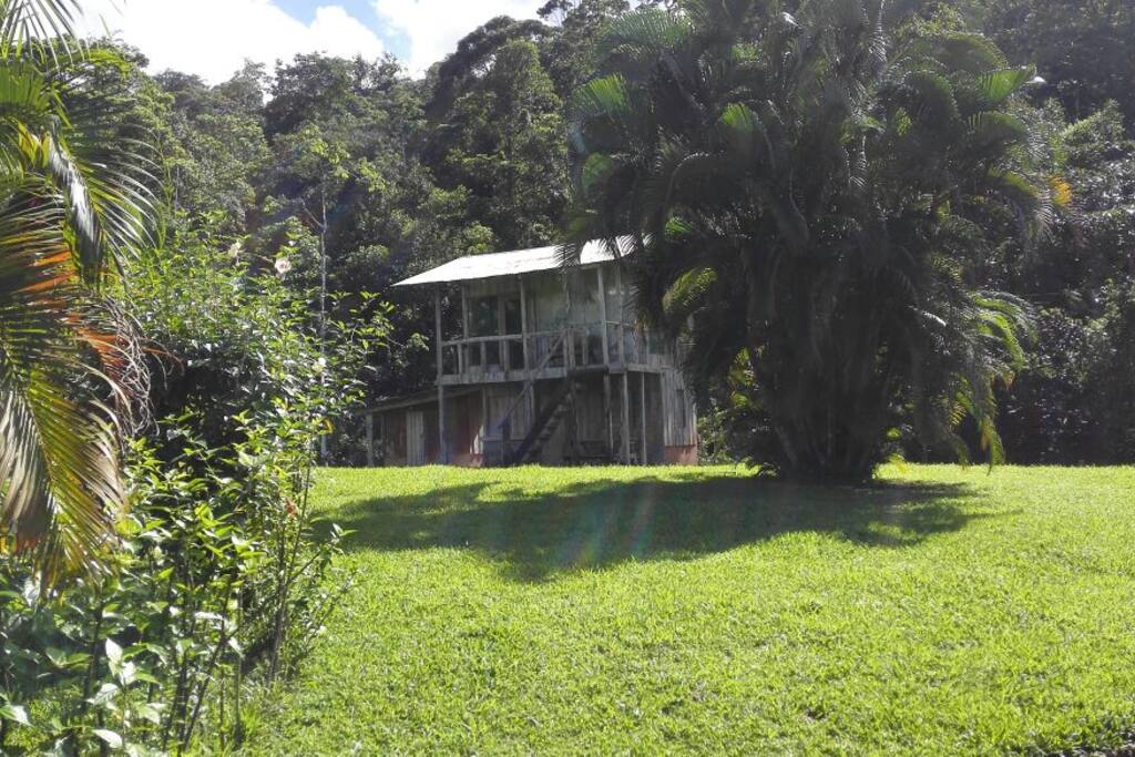 Casa de vidrio,2 cuartos,1 bano.