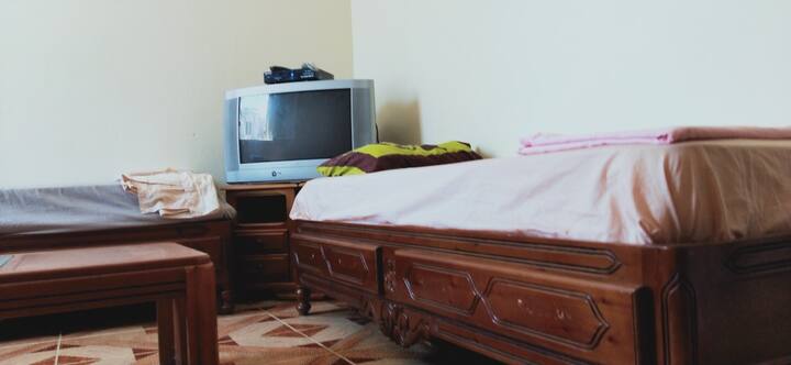 ห้องนอนขนาดใหญ่ 1 ห้องพร้อมเตียง 5 หลัง (เตียงคู่ 1 หลังและเตียงเดี่ยว 3 หลัง)