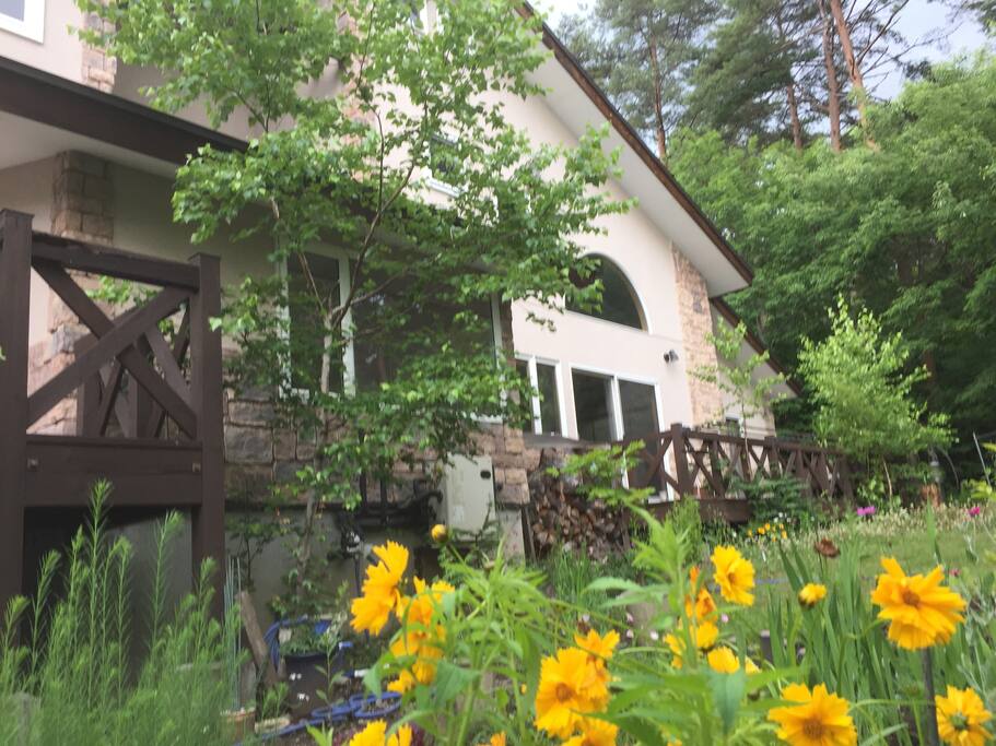 オーナー手作りの花畑が癒しを
Owner's handmade flower garden will give you a relaxing time.
Le jardin de fleurs du propriétaire vous donnera un moment de détente.
别墅的女主人精心制造的手工花圃将给您带来一个放松的美好时刻。