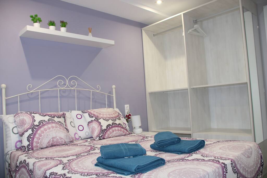 Dormitorio principal con una estupendísima cama y un gran vestidor