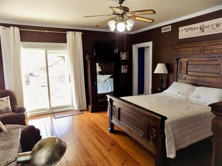 chumba kikubwa cha kulala chenye kitanda aina ya queen