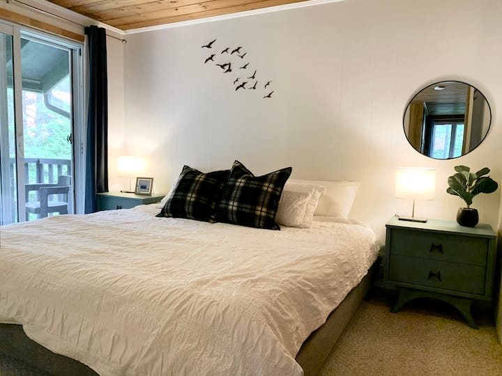 主卧配备加大双人床（ Endy床垫）、半浴室套房和私人阳台。 