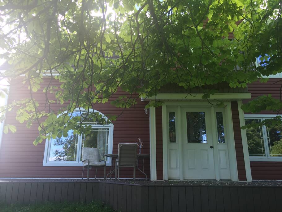 Enjoy a meal or lounging on the deck sheltered by our large mature horse chestnut tree ! This is the designated area to steam seafood in case of allergies of following guests , you are welcome to use our plug in burner and large pot to steam and enjoy your seafood on the patio table !! Thank you !!