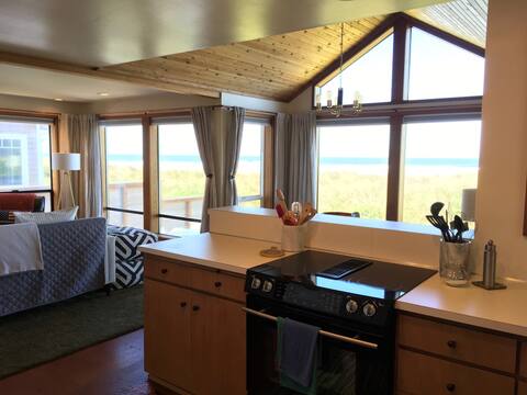 Salal House: Right on the Beach!