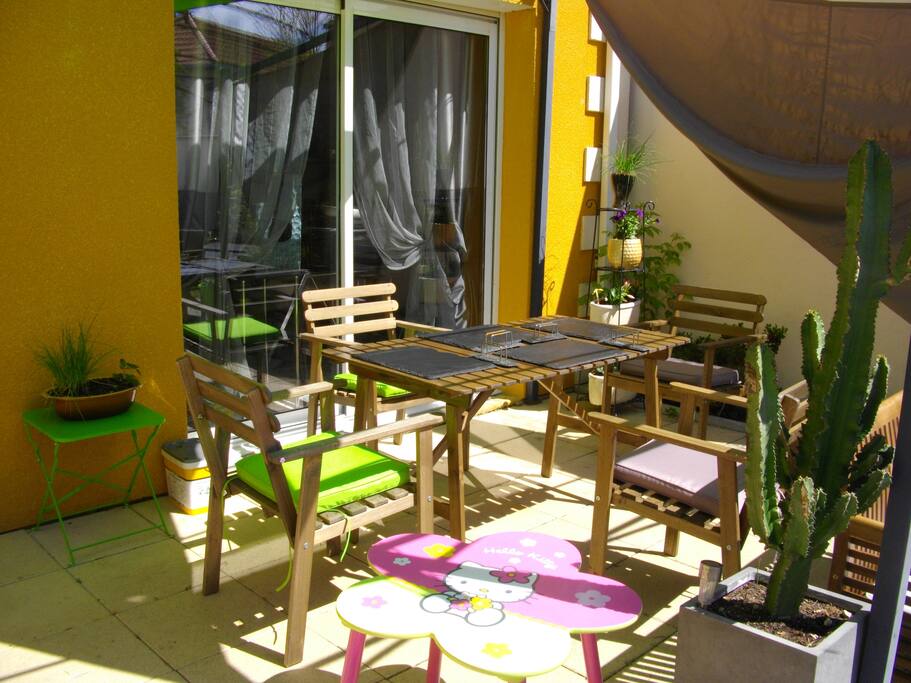 coin repas .Tellement sympa avec le soleil;