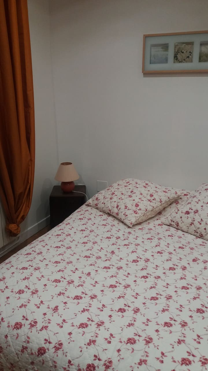 Chumba cha kulala cha watu wawili ghorofani