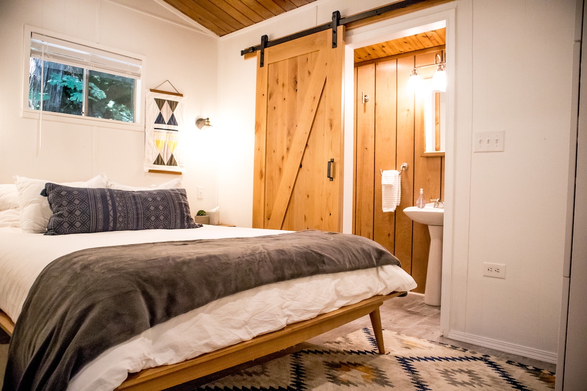 Изцяло нови мебели и планински модерен вкус в тази реновирана дървена колиба. Гостите ни се възхищават на невероятно удобния им сън на нашия матрак Tuft & Needle и леглото на Burrow, както и на личните щрихи като нашата библиотека и чехли. 