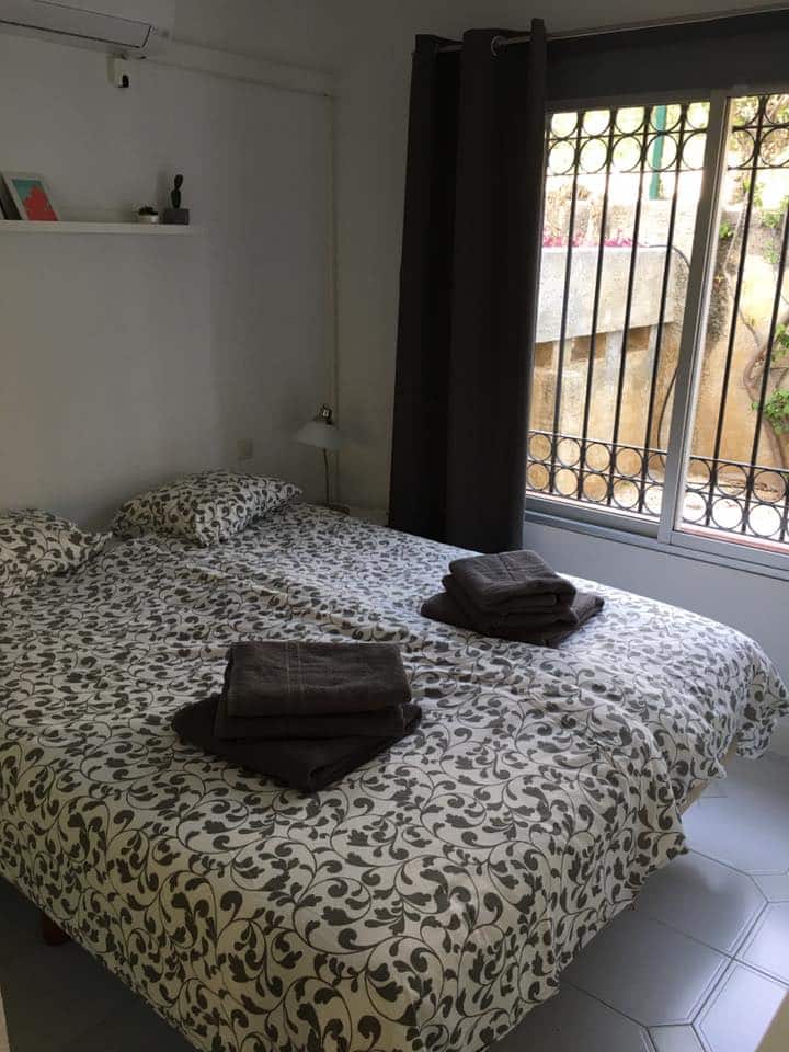 Dhoma e gjumit 2. Dy krevate tek janë të njëjtë. Aircon në dhomë