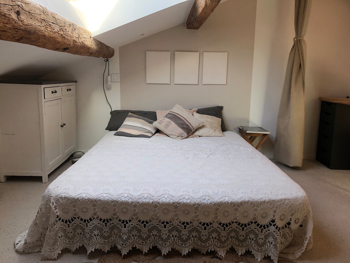 Ორადგილიანი კონდიცირებული „ანტრესოლი“ ოთახი პატარა სააბაზანოთი 