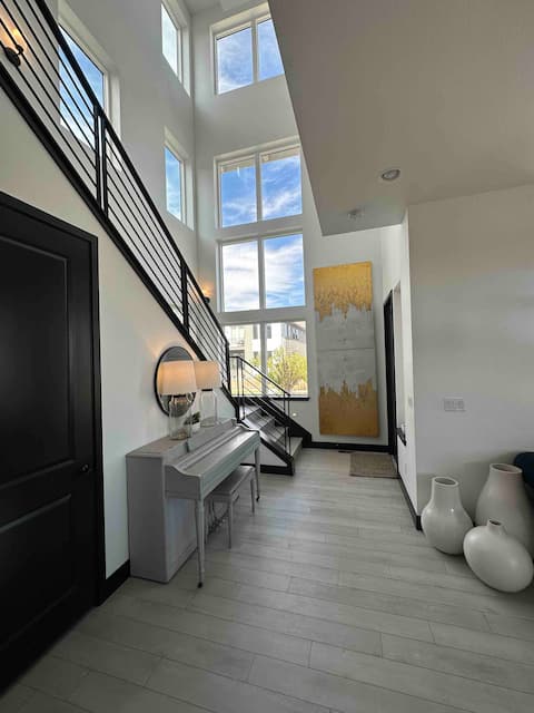 Luxury Mountain View Spa Home in The City