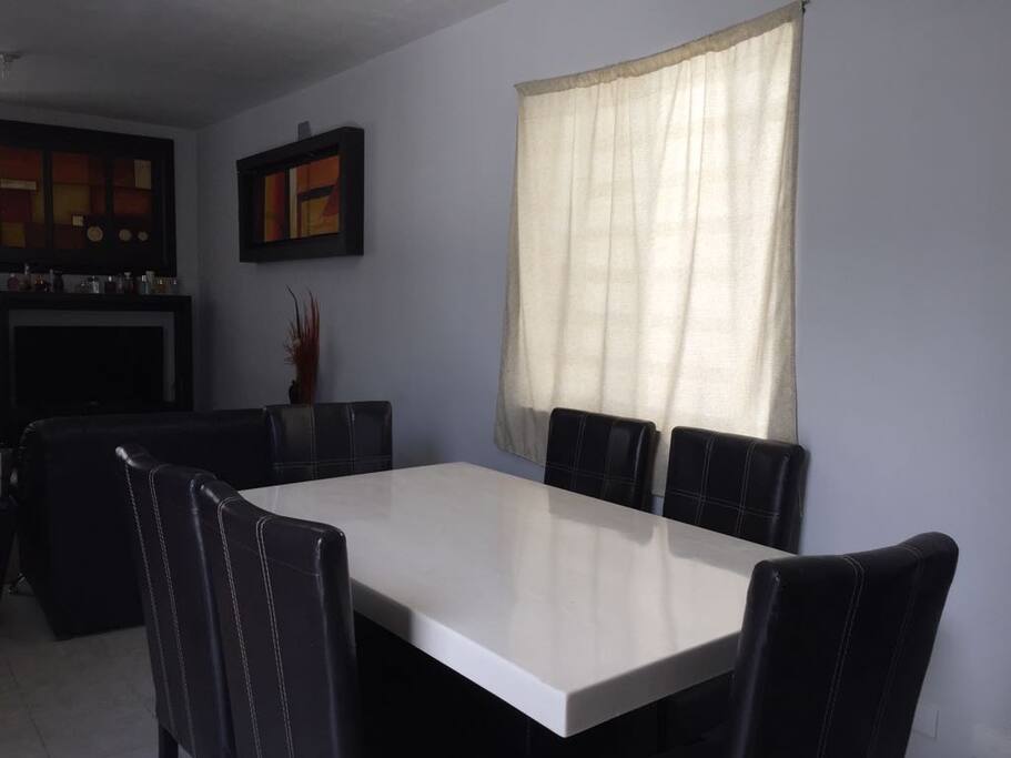 Casa habitación super cómoda y en excelente ubicación, a 15 minutos del aeropuerto .
sabanas limpias,cuenta con baño y medio .Internet Wifi, cocina,cable,comedor sala ,cochera para 3 autos,
Fraccionamiento completamente privado,con acceso con tarjeta. lo cual lo incluye en el hospedaje,canchas de futbol,basquetbol
La colonia es segura y privada con accesos controlados las 24 horas. y el sector es muy tranquilo y seguro.
